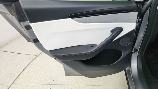 Used 2026 Tesla Model Y Long Range image 31