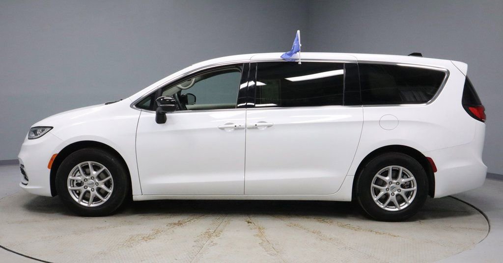 Used 2024 Chrysler Pacifica Touring-L image 7