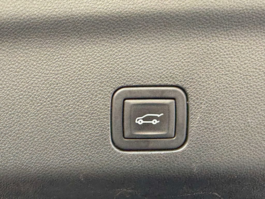 Used 2023 Cadillac Escalade ESV Luxury AWD/4WD image 19