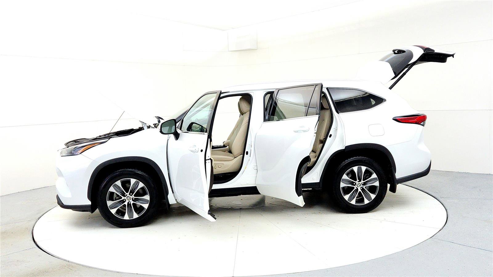 Used 2022 Toyota Highlander XLE image 10
