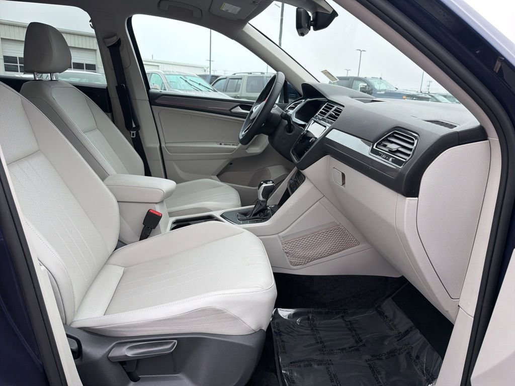 Used 2023 Volkswagen Tiguan SE w/ Panoramic Sunroof Package image 34