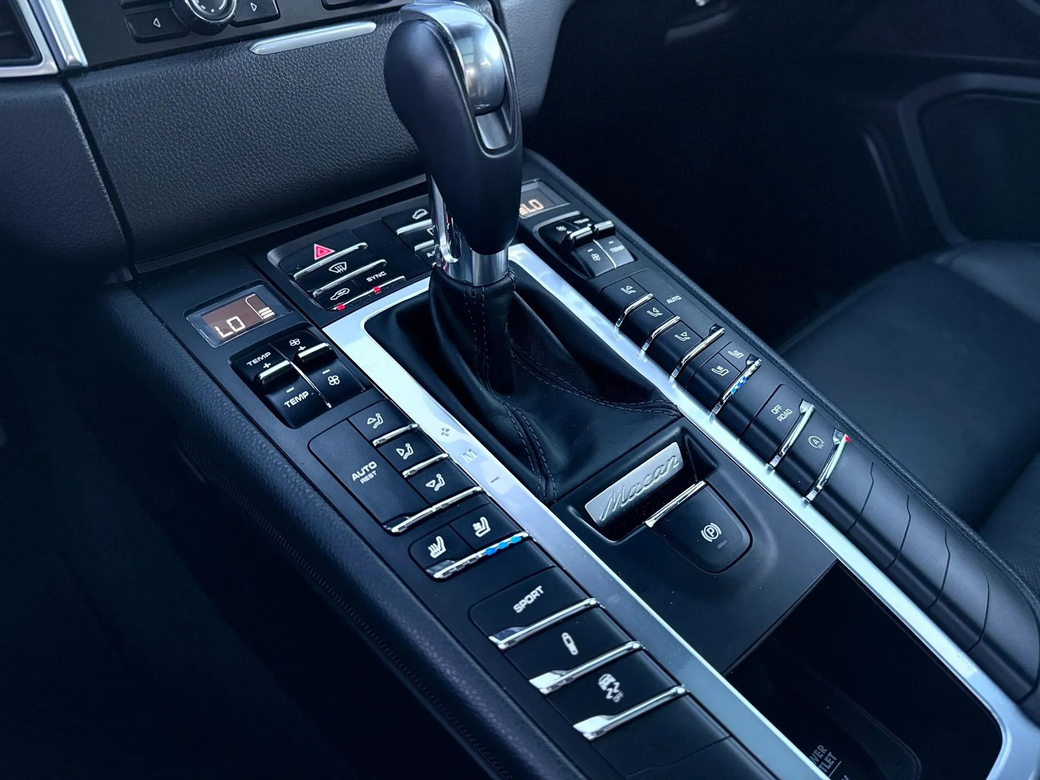 Used 2016 Porsche Macan S w/ Premium Package Plus AWD/4WD image 35