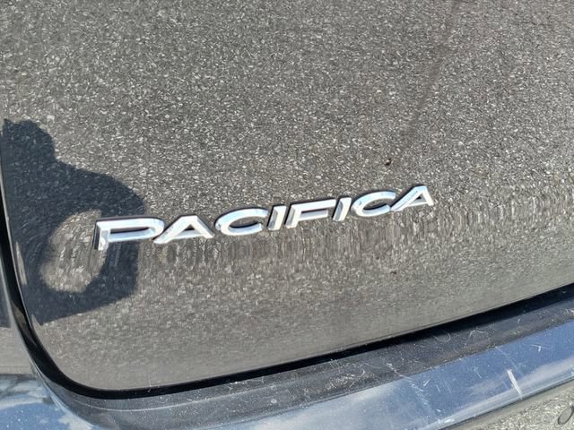 Used 2023 Chrysler Pacifica Touring-L FWD image 5