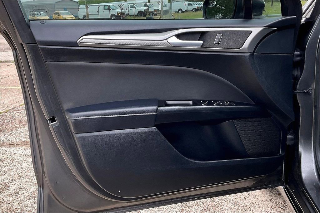 Used 2017 Ford Fusion SE w/ Fusion SE Technology Package FWD image 17