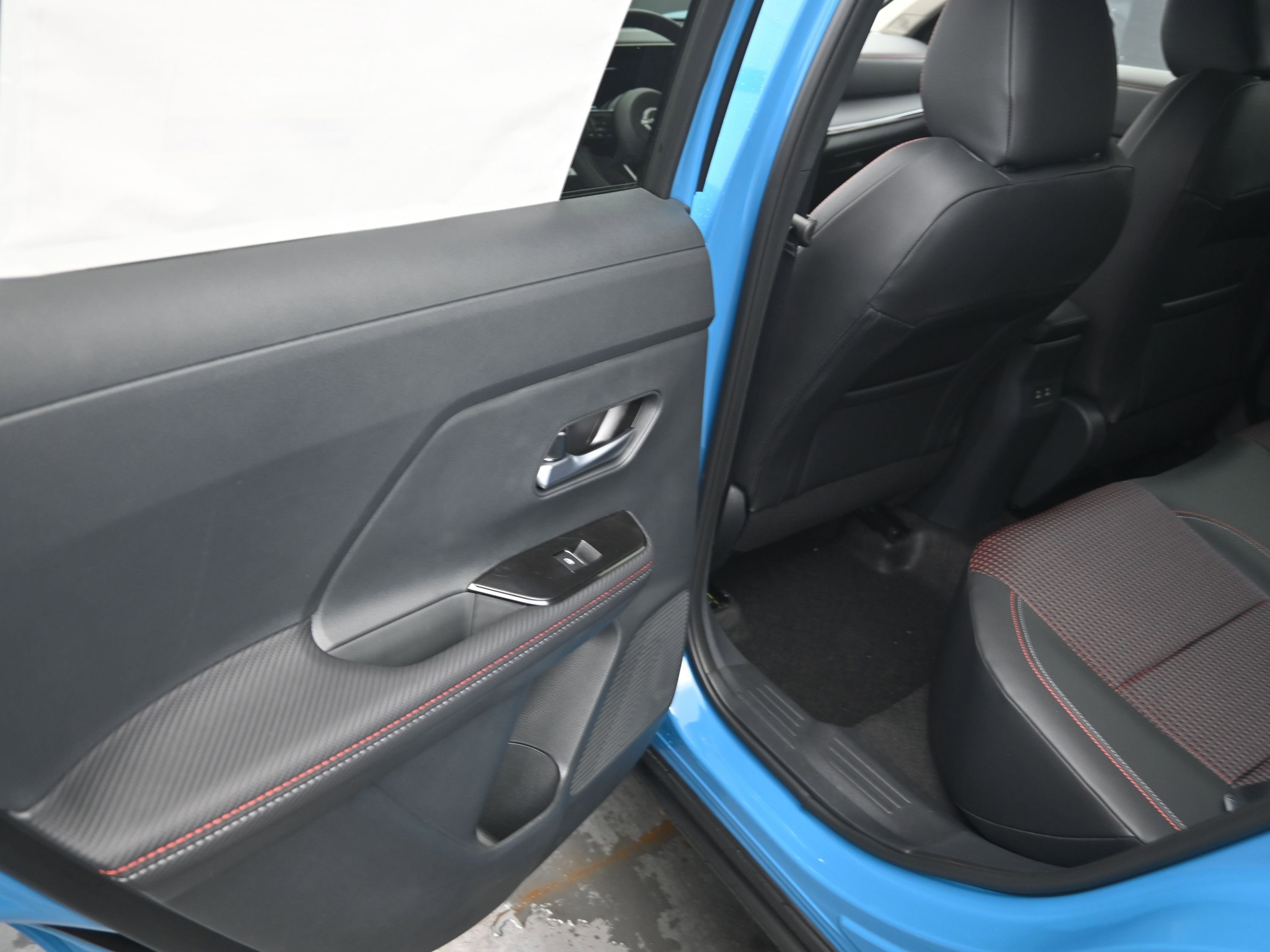 Certified 2025 Nissan Kicks SR image 17