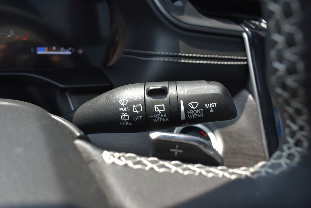 Used 2025 Jeep Grand Cherokee Limited w/ Black Appearance Package image 38