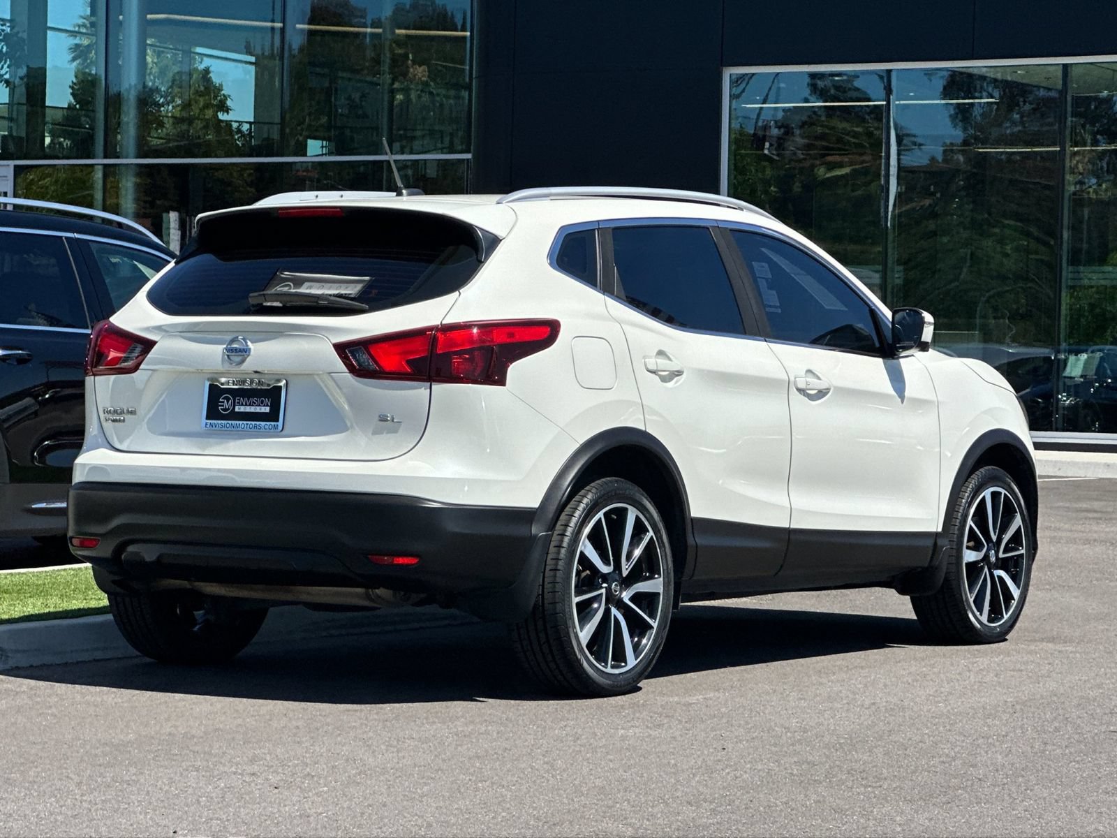 Used 2018 Nissan Rogue Sport SL FWD image 3