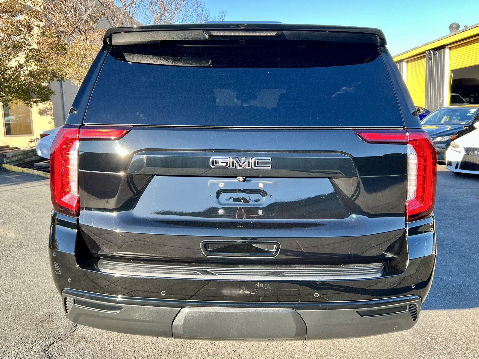 Used 2023 GMC Yukon XL SLT AWD/4WD image 7