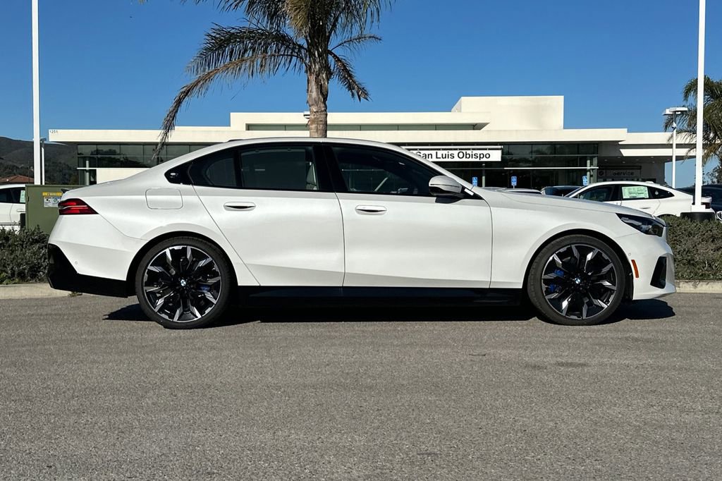 New 2026 BMW 550e xDrive 550e xDrive w/ Executive Package image 2