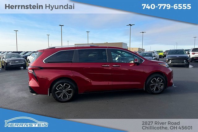Used 2025 Toyota Sienna Platinum image 31