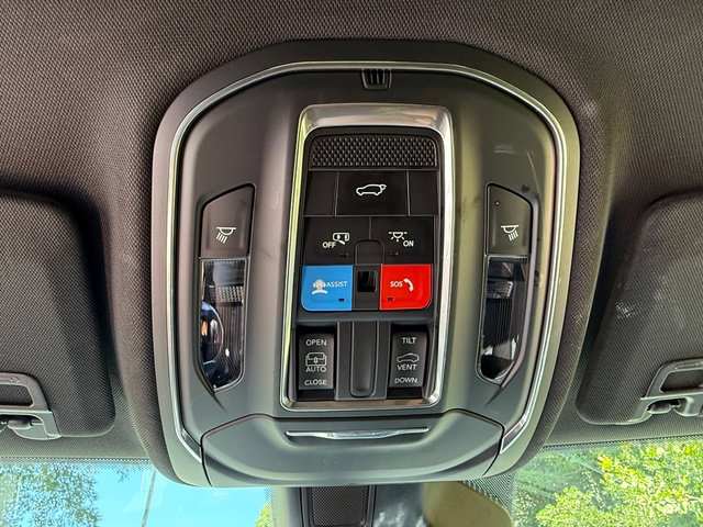Used 2025 Jeep Grand Cherokee Altitude AWD/4WD image 28