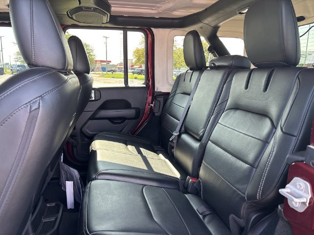 Used 2022 Jeep Wrangler Unlimited Sahara w/ Cold Weather Group AWD/4WD image 16