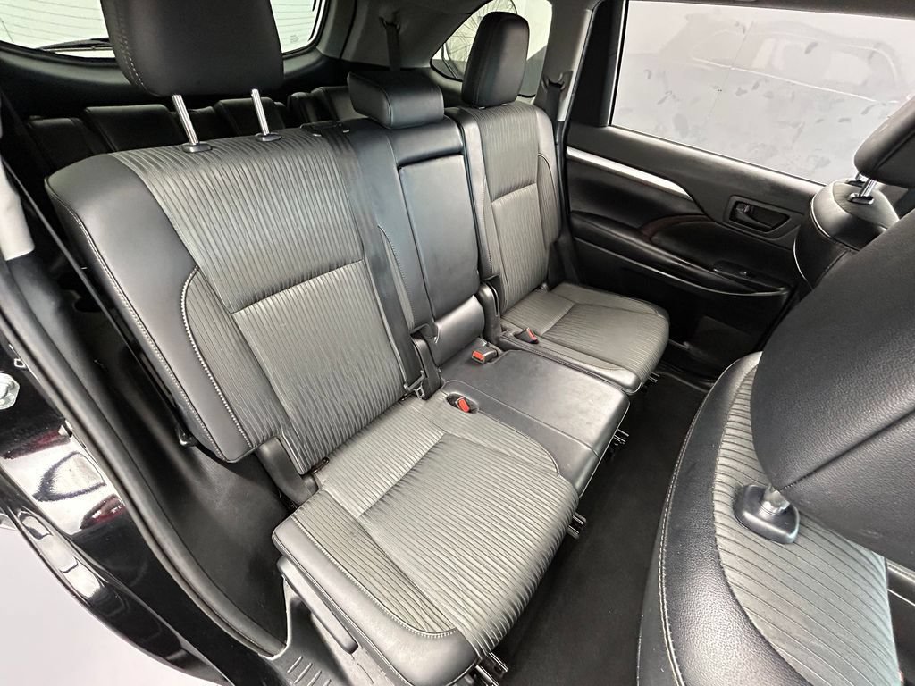 Used 2019 Toyota Highlander Plus FWD image 11
