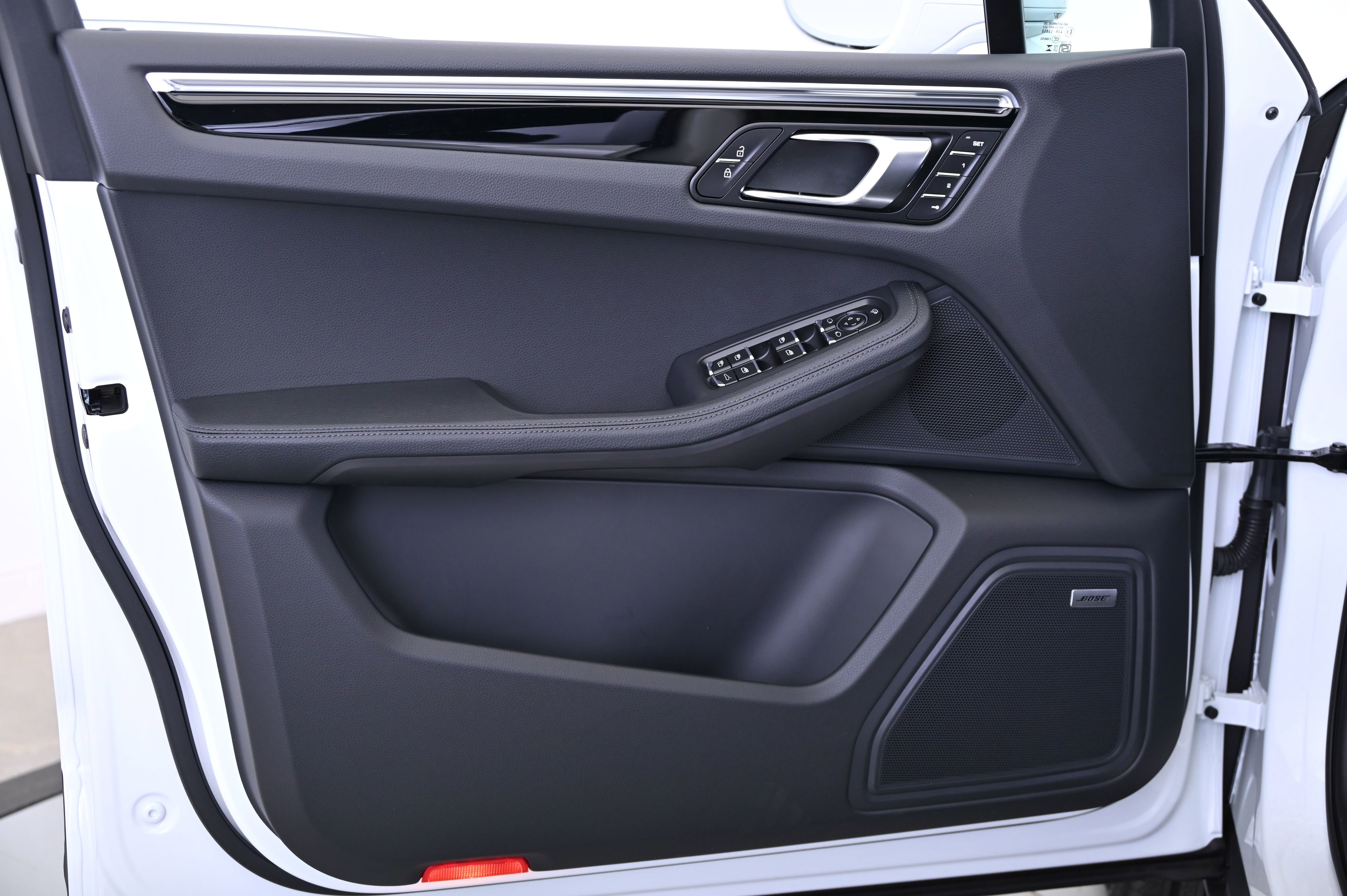 Certified 2025 Porsche Macan image 34