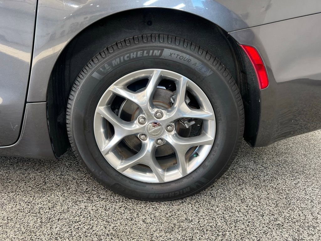 Used 2017 Chrysler Pacifica Limited w/ Advanced Safetytec Group image 24