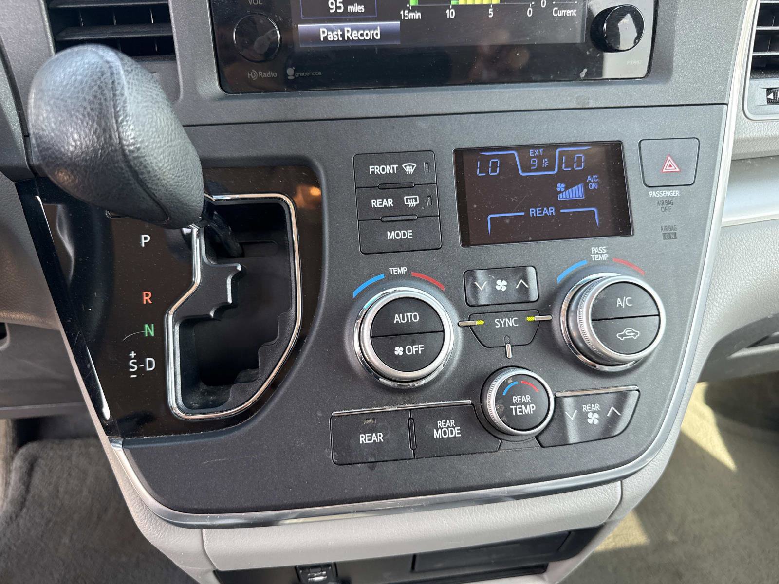 Used 2015 Toyota Sienna LE image 23