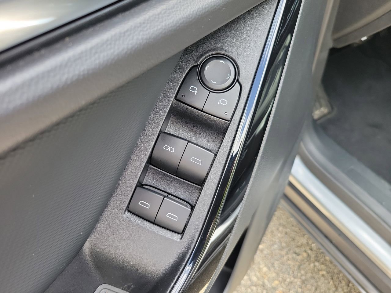 Used 2025 Chevrolet Equinox LT image 12