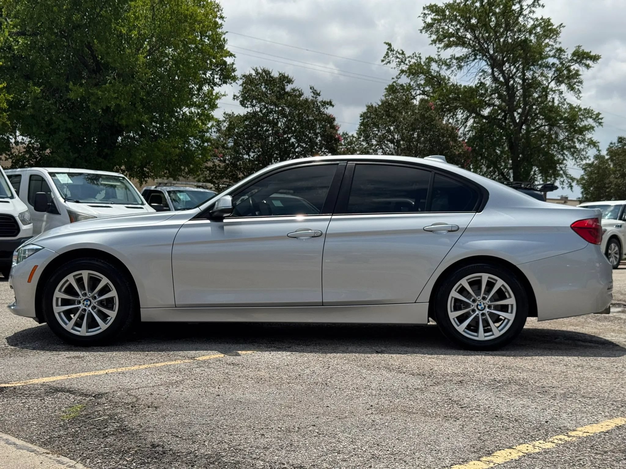 Used 2016 BMW 320i Sedan RWD image 2