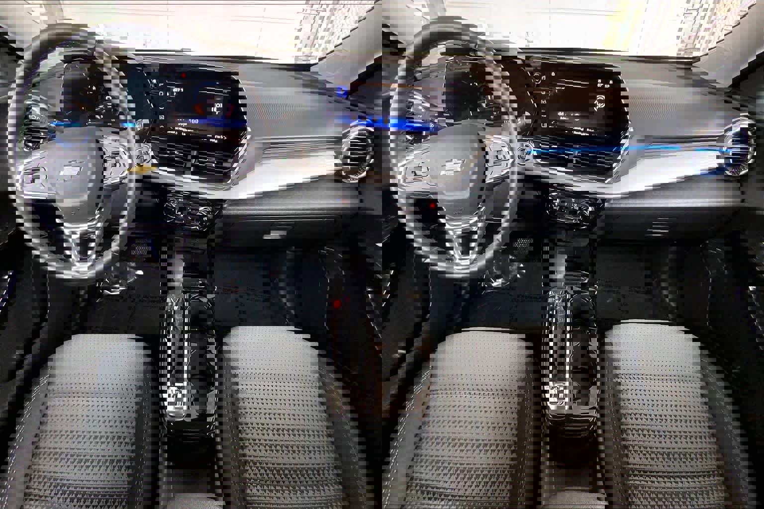 Used 2025 Chevrolet Trax LT w/ LT Convenience Package image 16