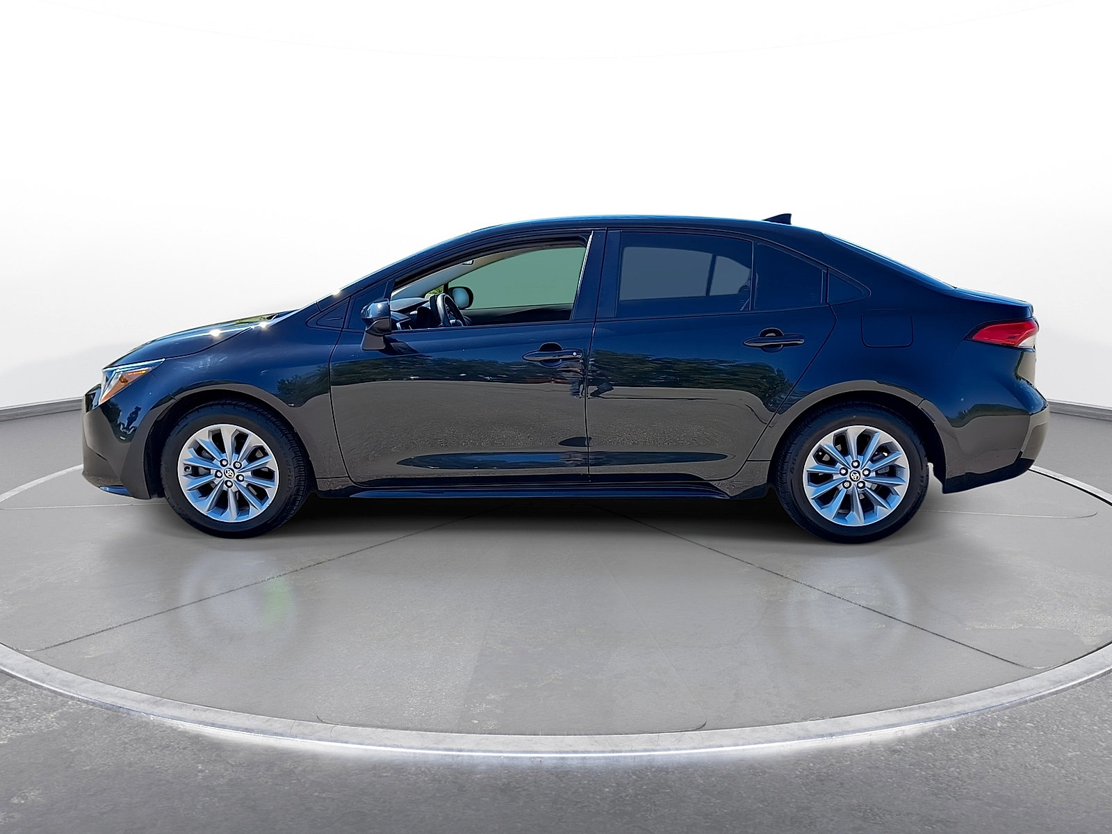 Used 2022 Toyota Corolla LE w/ LE Convenience Package FWD image 5