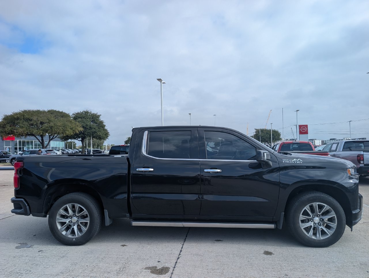 Used 2019 Chevrolet Silverado 1500 High Country w/ Technology Package AWD/4WD image 3
