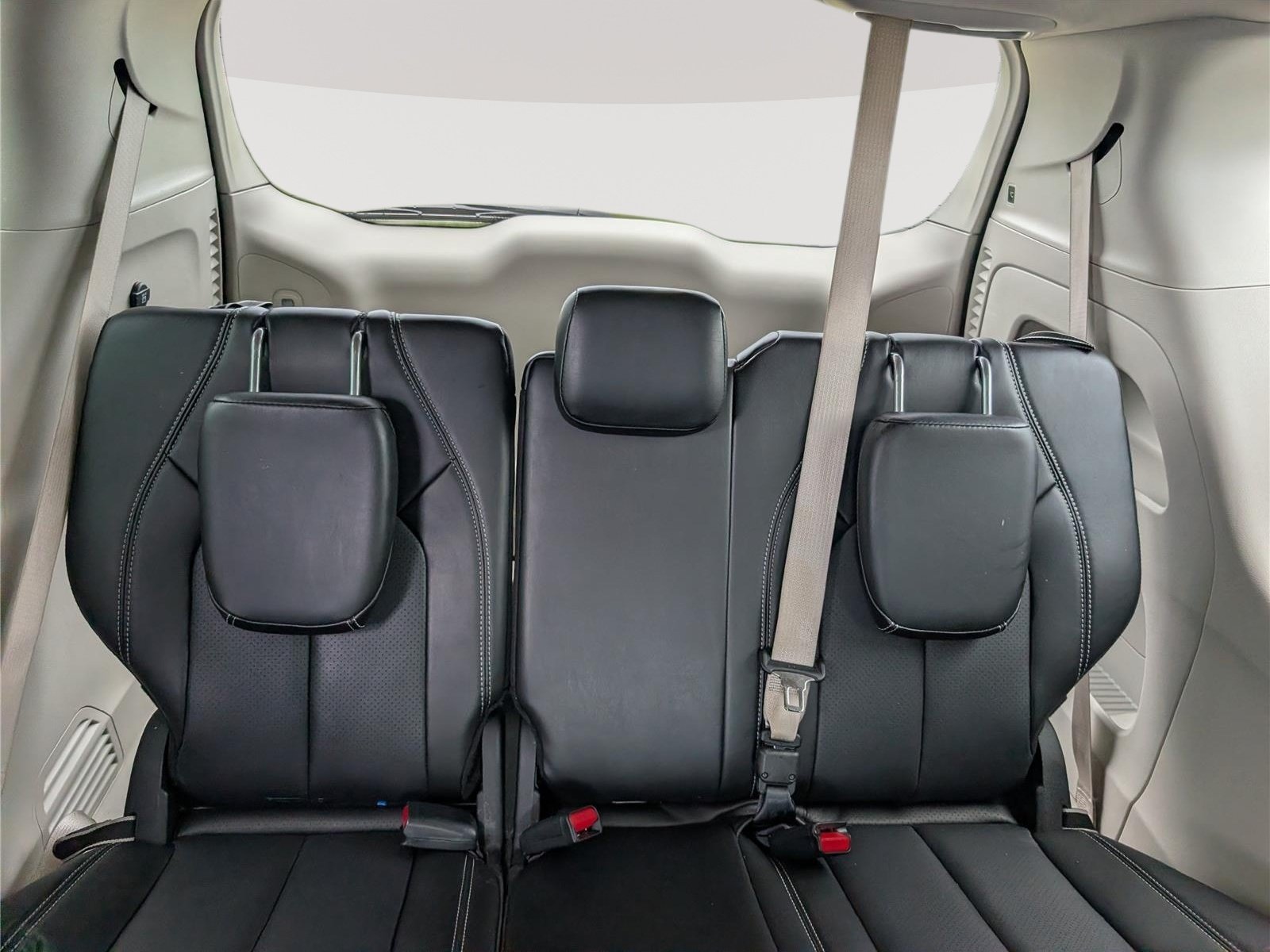 Used 2023 Chrysler Pacifica Touring-L FWD image 12