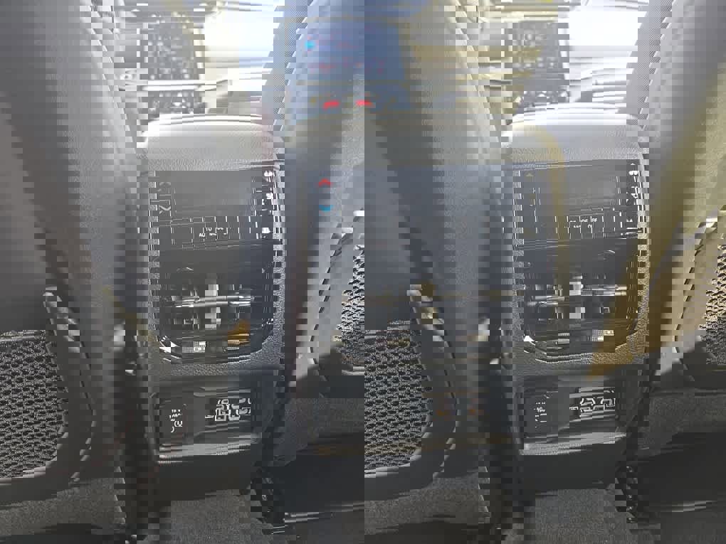 Used 2025 Jeep Grand Cherokee L Altitude AWD/4WD image 25