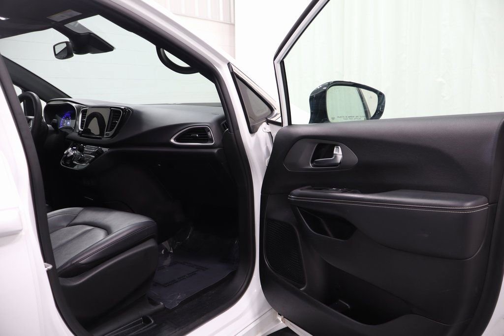 Used 2025 Chrysler Pacifica Select image 15