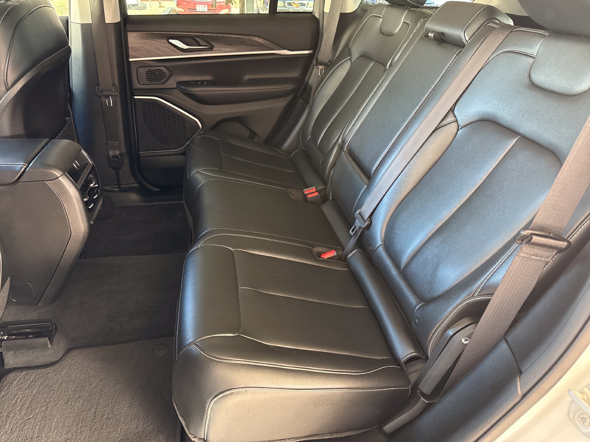 Used 2023 Jeep Grand Cherokee Limited w/ Trailer Tow Prep Group (B) AWD/4WD image 18