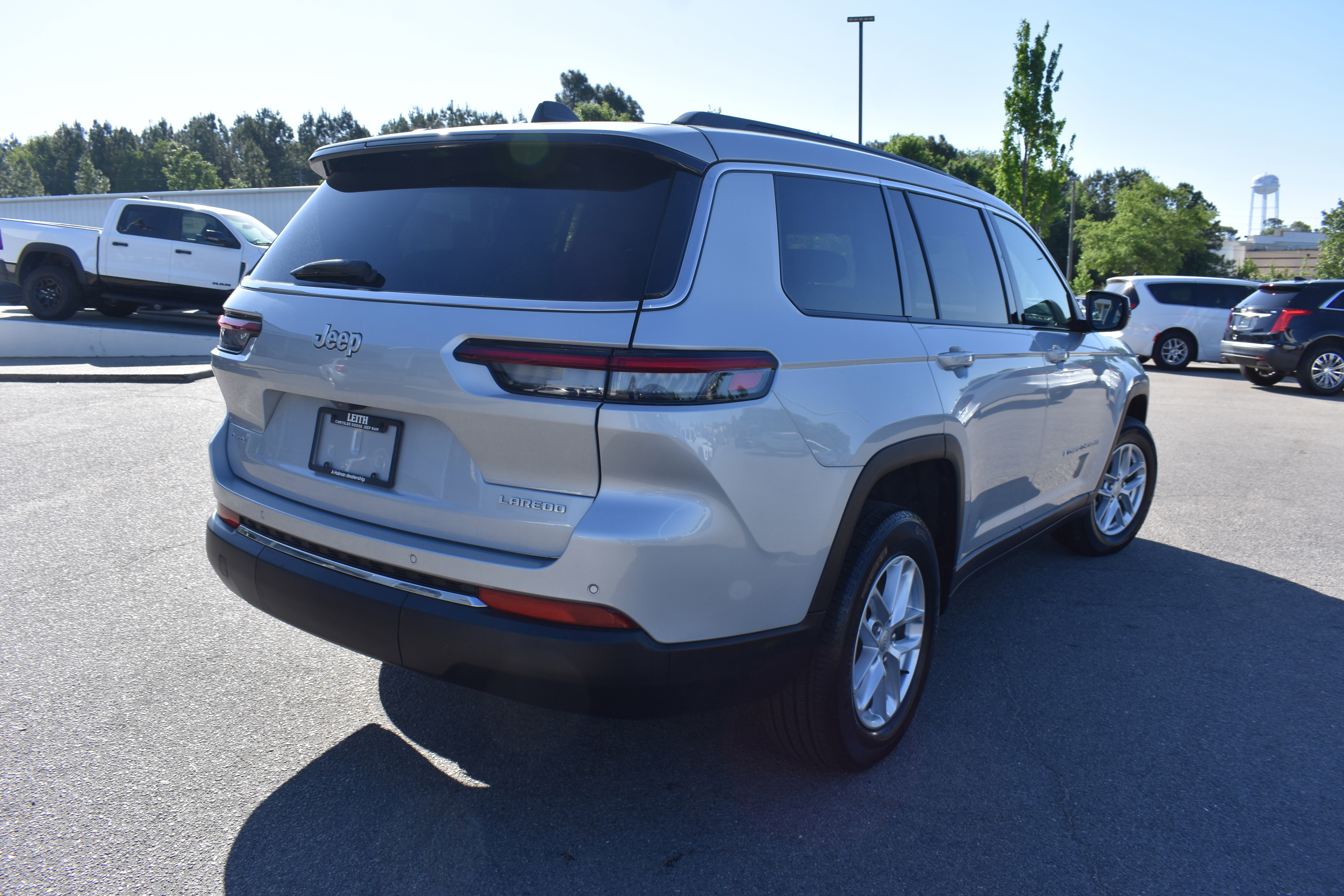 Used 2024 Jeep Grand Cherokee L Laredo w/ Luxury Tech Group I AWD/4WD image 9