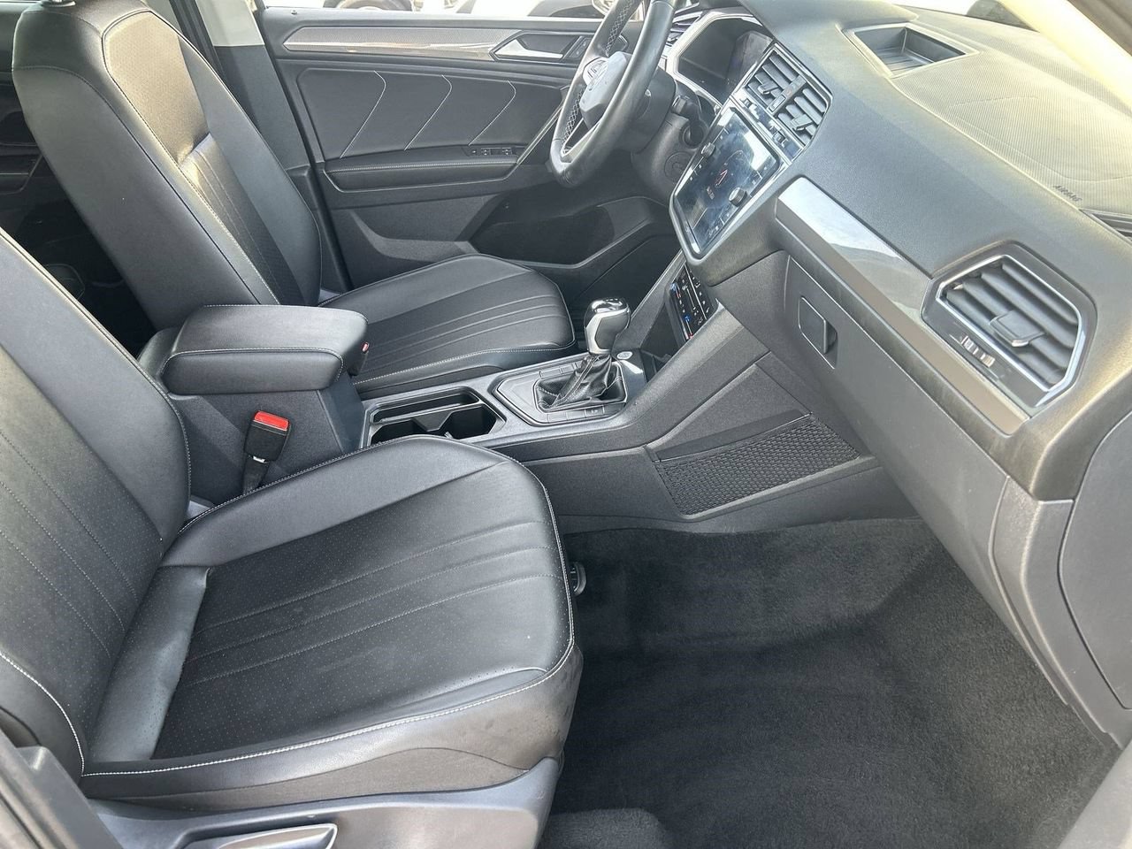 Used 2023 Volkswagen Tiguan SE w/ Panoramic Sunroof Package FWD image 10