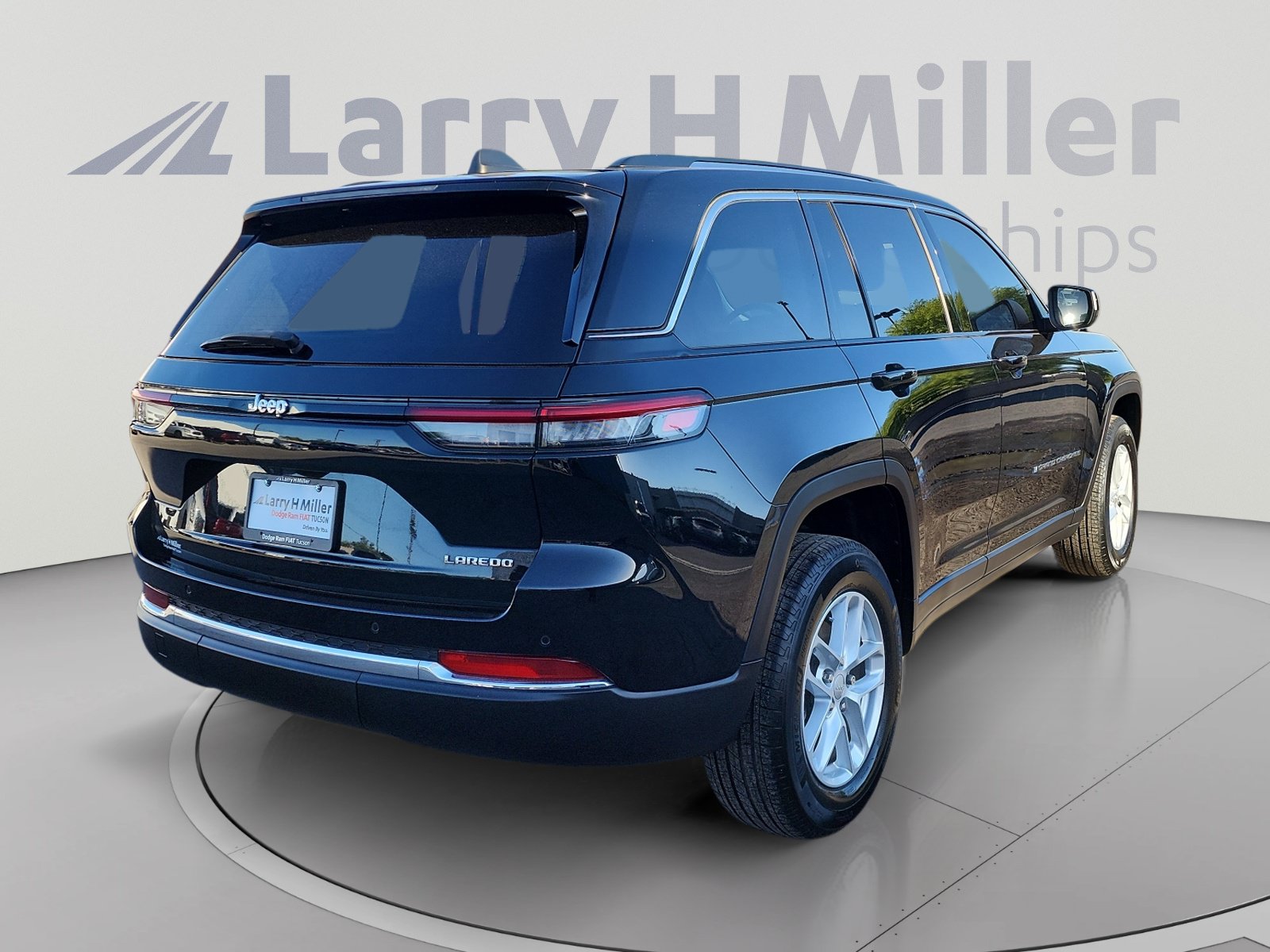 Used 2023 Jeep Grand Cherokee Laredo w/ Luxury Tech Group I RWD image 5