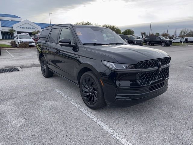 Used 2025 Lincoln Navigator Reserve w/ Jet Appearance Package image 3