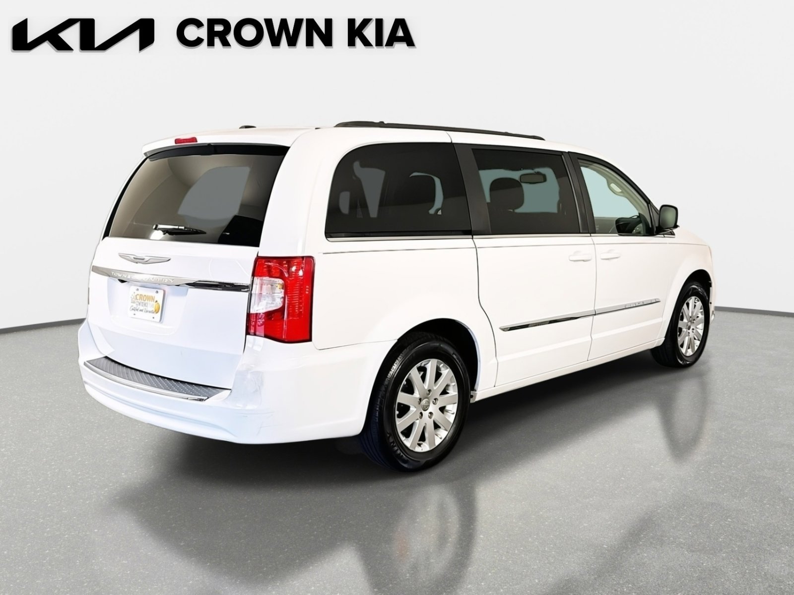Used 2014 Chrysler Town & Country Touring image 5
