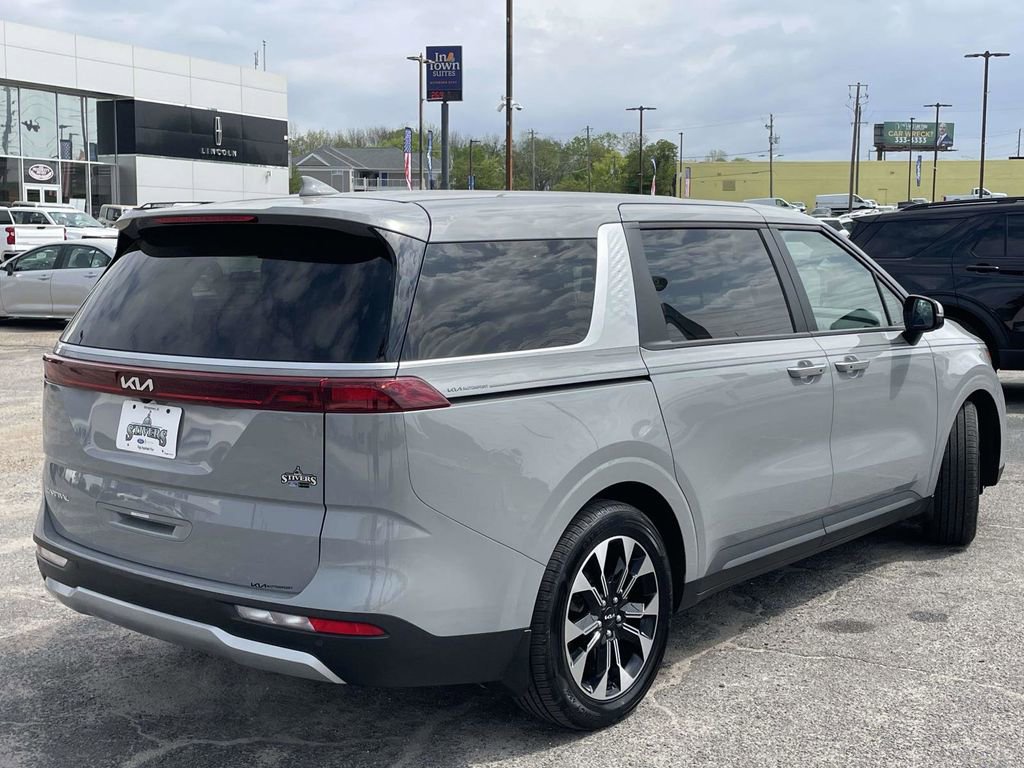 Used 2024 Kia Carnival EX FWD image 3