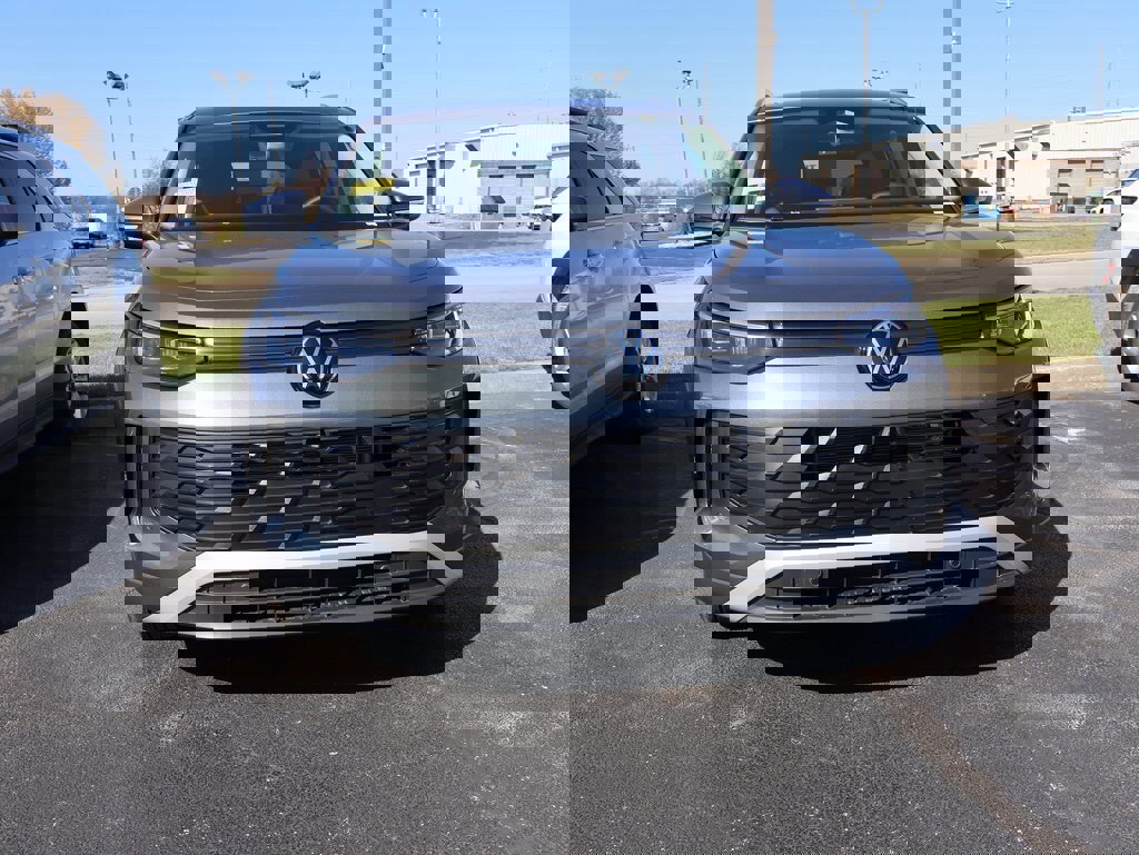 Used 2025 Volkswagen Tiguan SE image 5