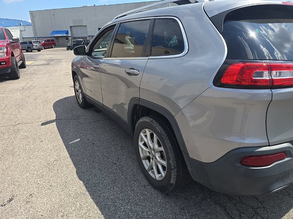 Used 2017 Jeep Cherokee Latitude FWD image 5