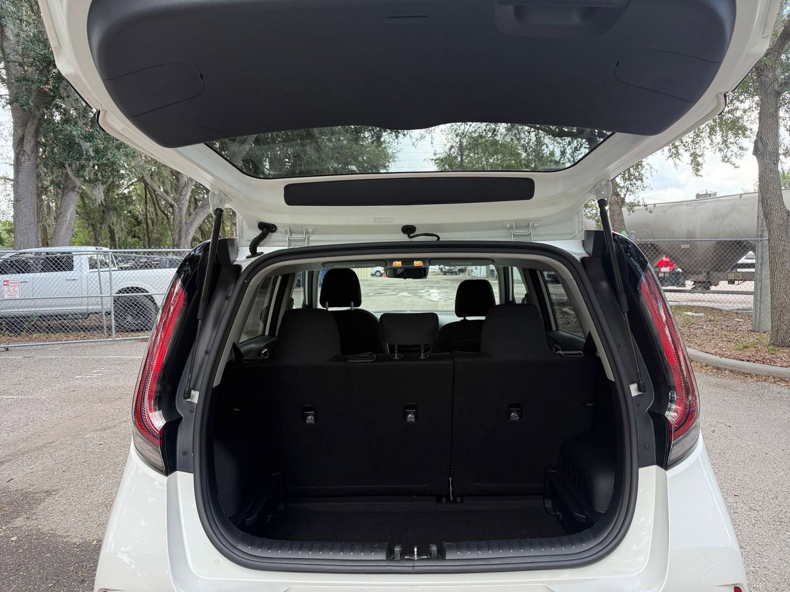 Used 2025 Kia Soul LX w/ LX Technology Package FWD image 28