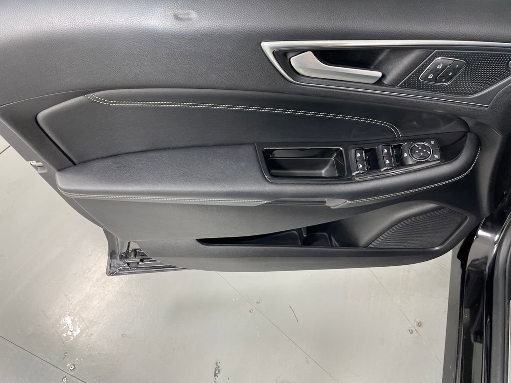 Used 2020 Ford Edge Titanium image 40