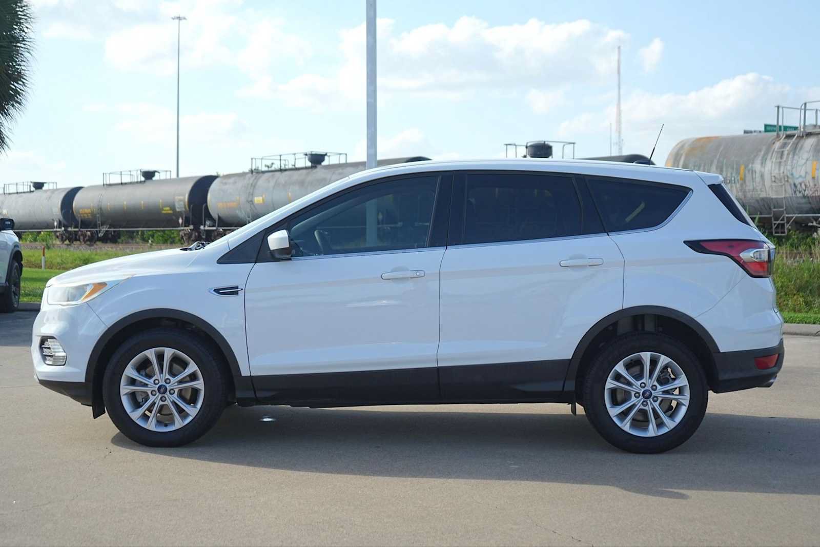 Used 2017 Ford Escape SE FWD image 3