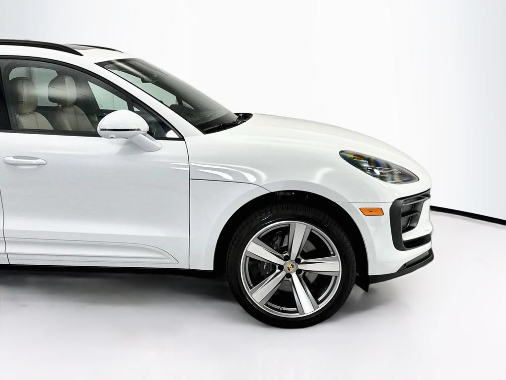 Certified 2025 Porsche Macan AWD/4WD image 11