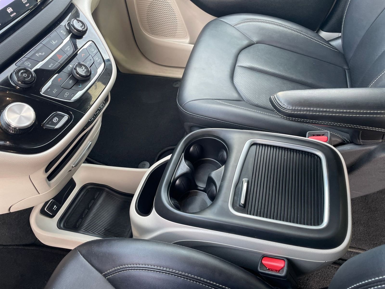 Used 2024 Chrysler Pacifica Touring-L image 44