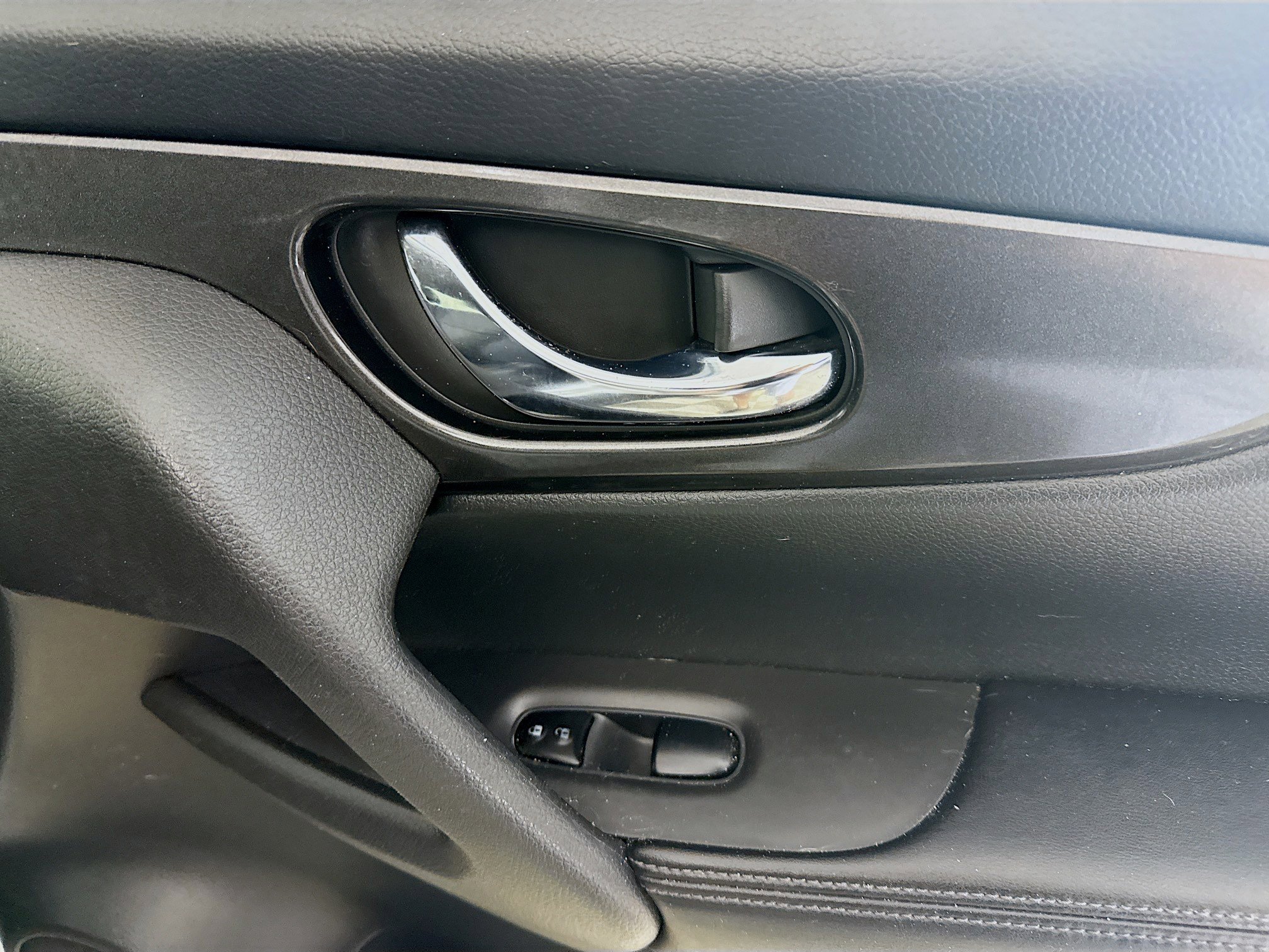 Used 2017 Nissan Rogue SV w/ SV Premium Package image 31