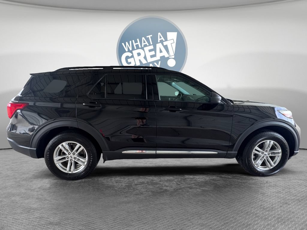 Used 2023 Ford Explorer XLT AWD/4WD image 2