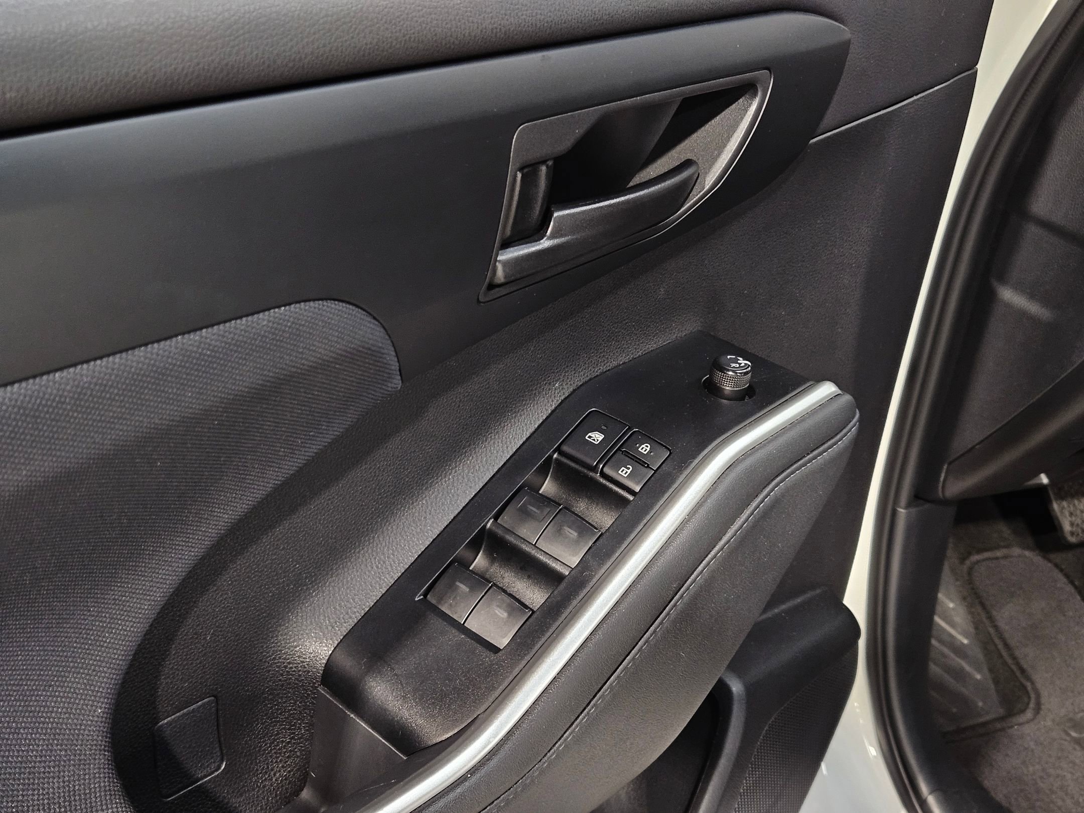 Certified 2025 Toyota Highlander LE FWD image 21