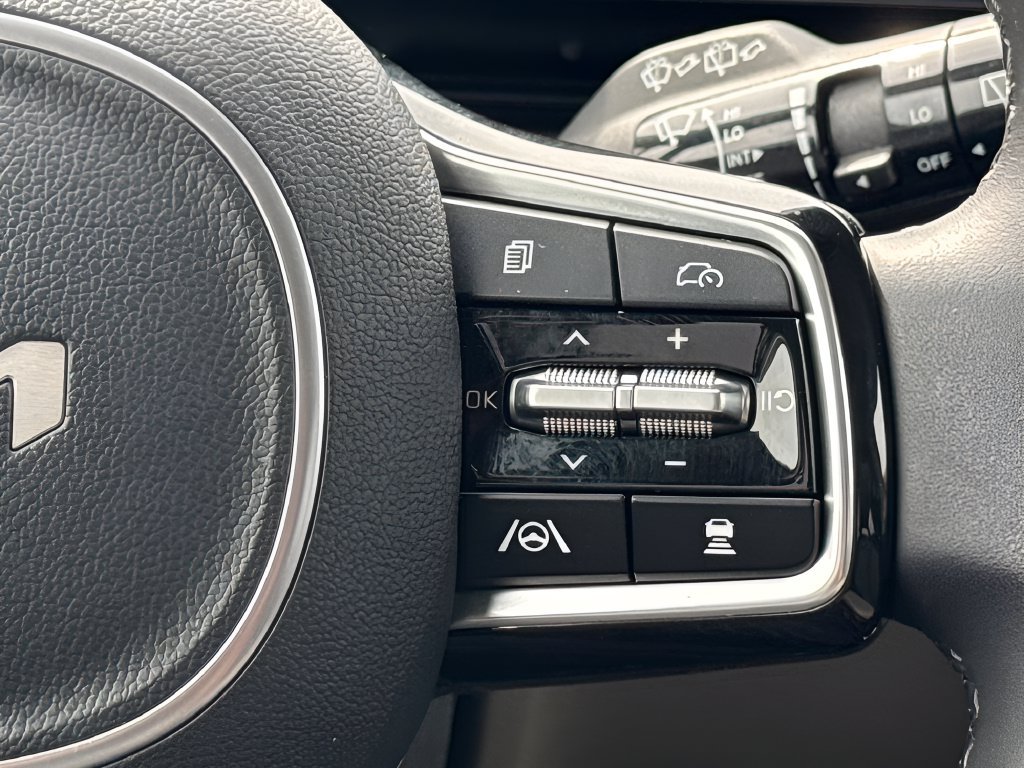 Used 2025 Kia Carnival EX FWD image 17