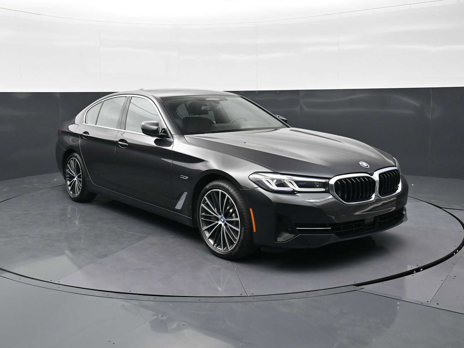 Used 2022 BMW 530e w/ Executive Package RWD image 3