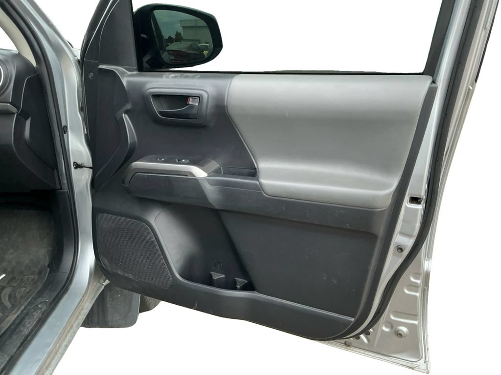 Used 2022 Toyota Tacoma SR5 RWD image 17