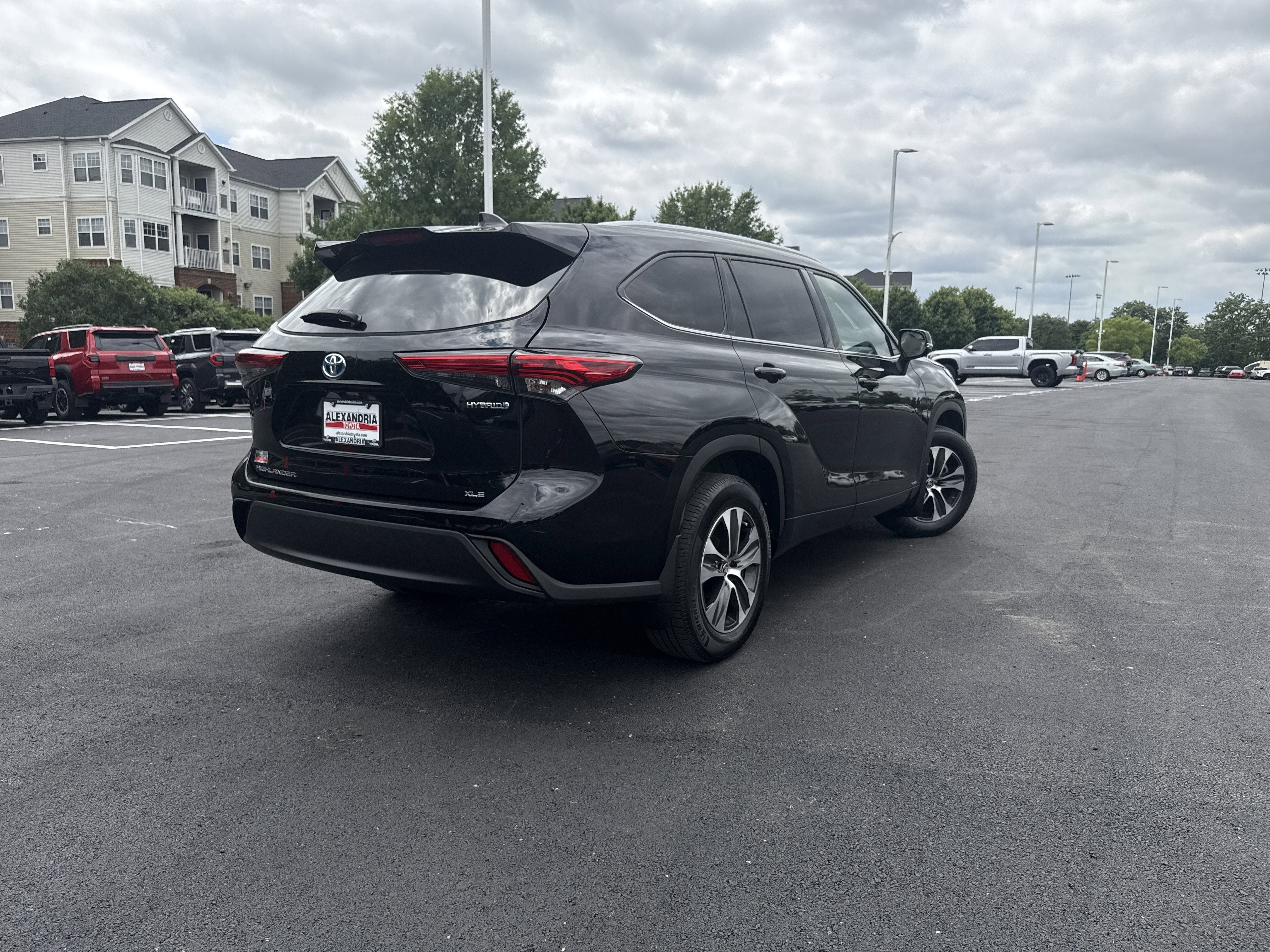 Used 2022 Toyota Highlander XLE AWD/4WD image 6