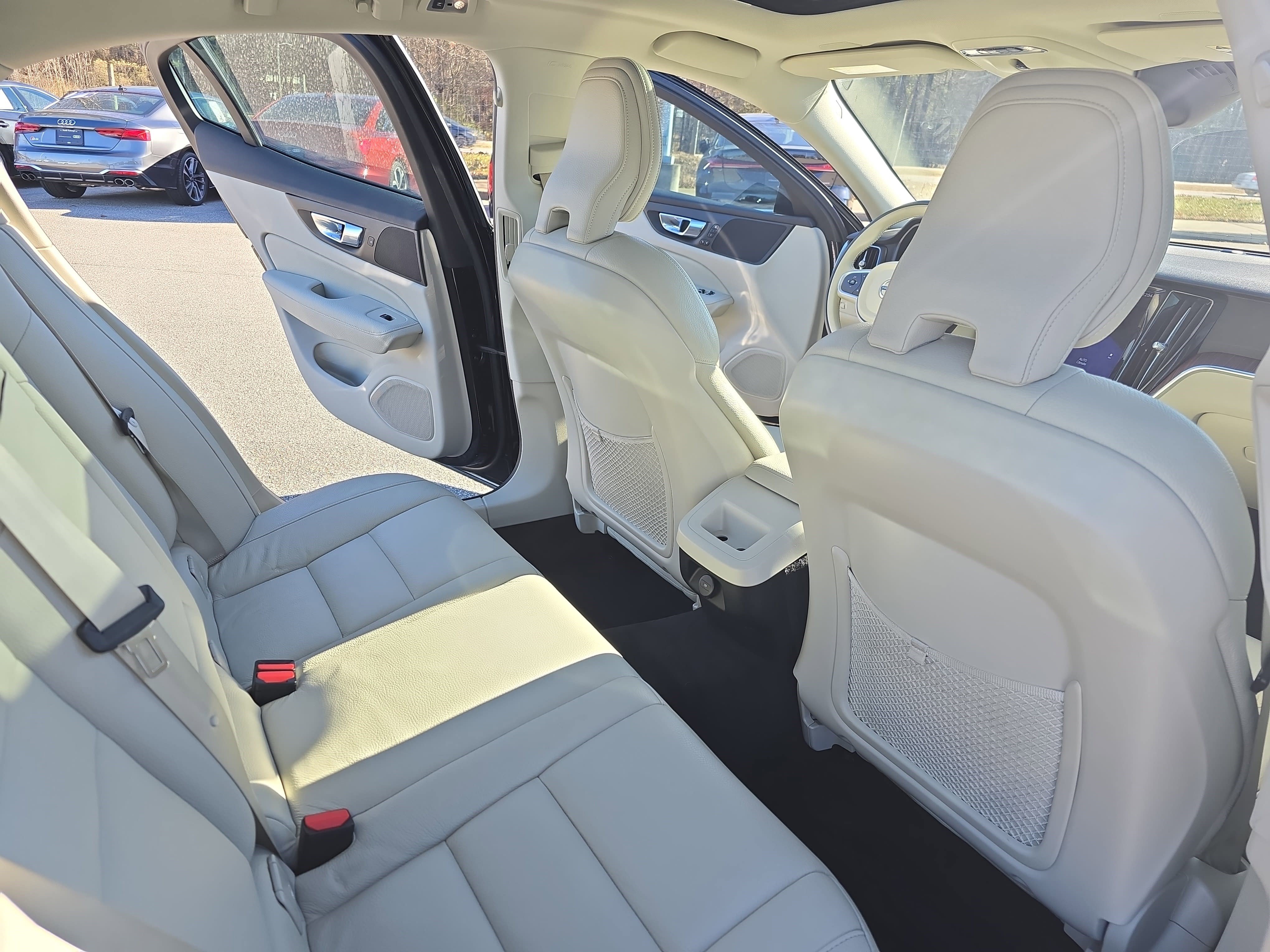 Used 2021 Volvo S60 T5 Momentum image 11